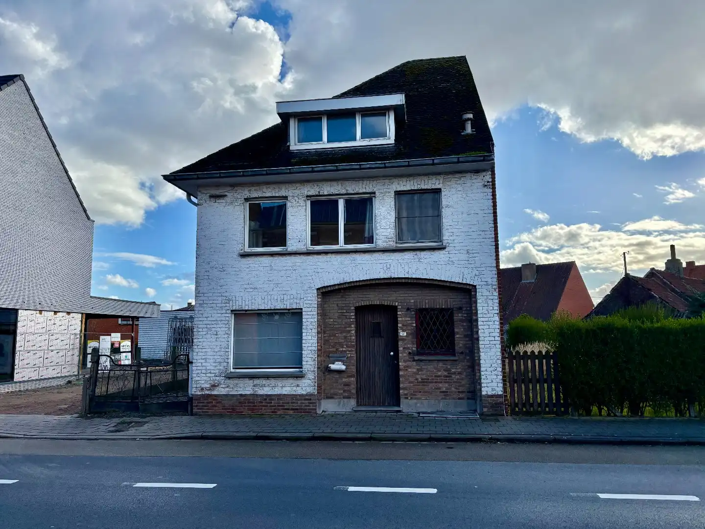 Te renoveren woning met 233m², garage, tuin en vele slaapkamers. foto 4