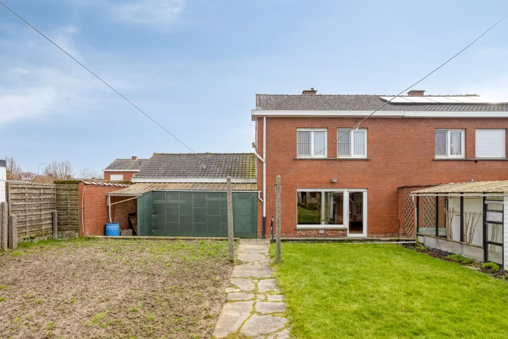 Te renoveren woning met 3 slaapkamers, garage en grote tuin! foto 9