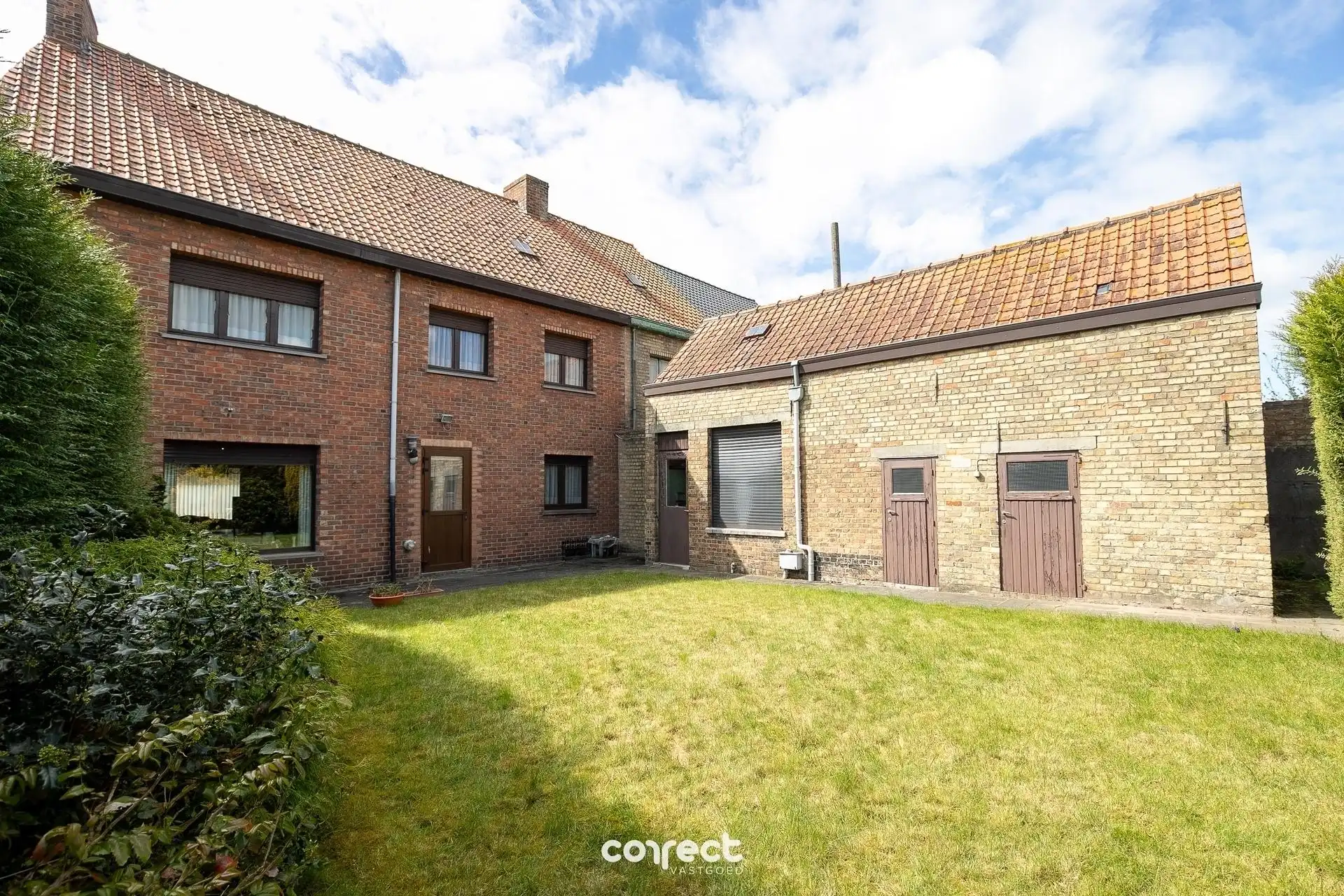 Centraal gelegen ruime halfopen bebouwing met 4 slaapkamers, tuin en garage. foto 12