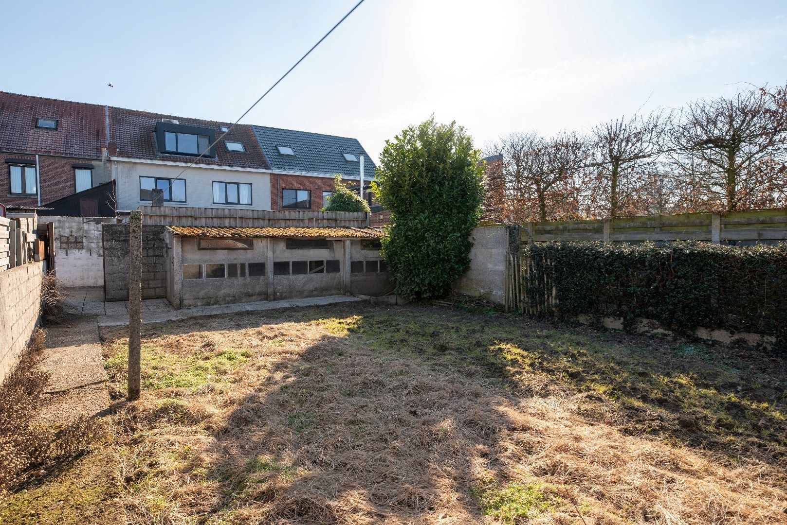 Rijwoning in Geel centrum met tuin en  3 slaapkamers . foto 14