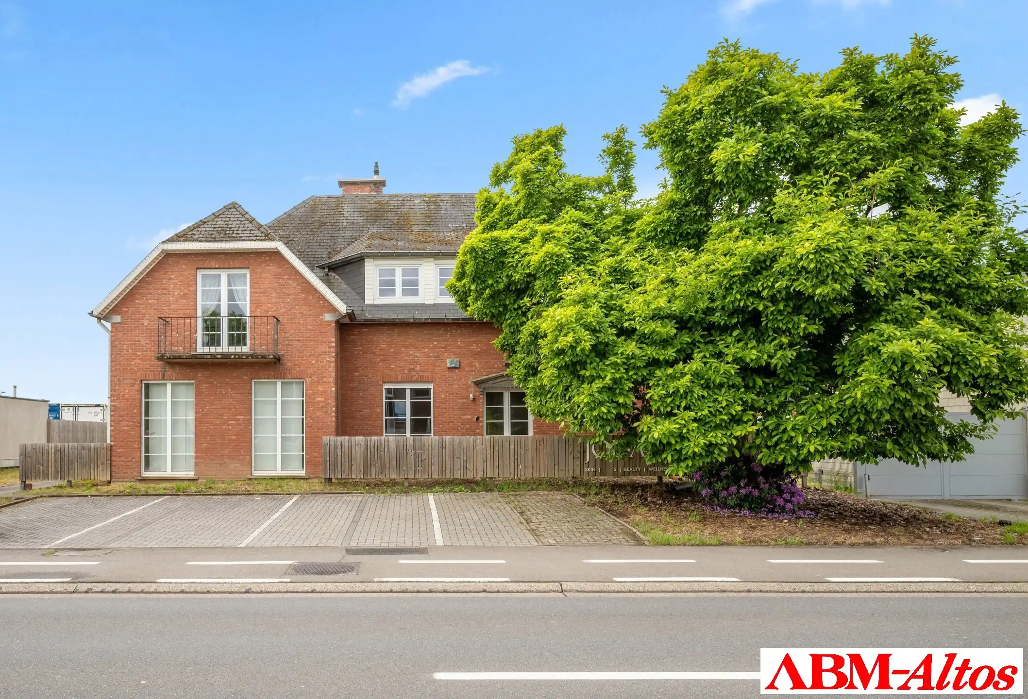 Commerciële villa op een strategische locatie bij Haasrode foto {{pictureIndex}}