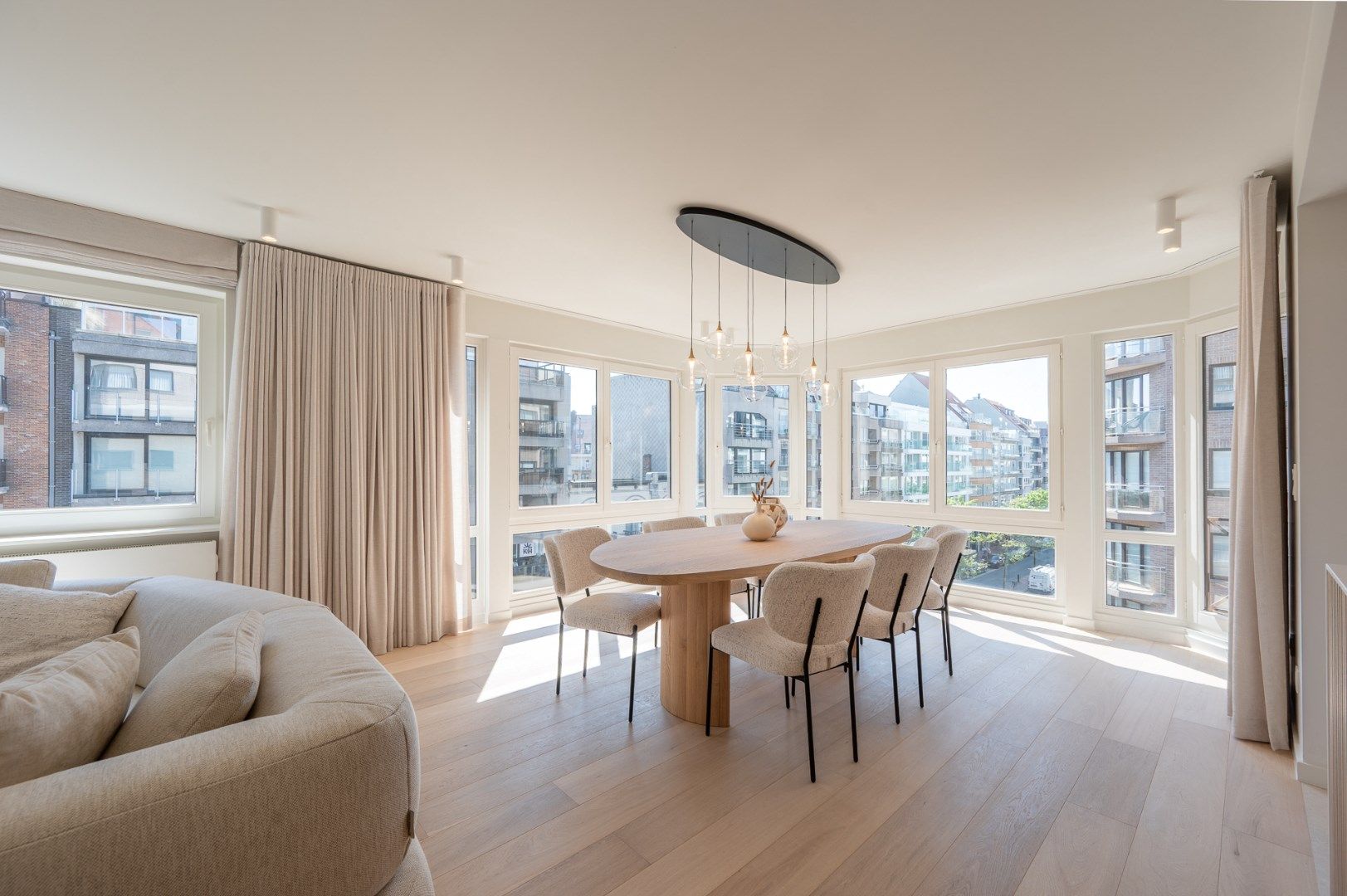 Prachtig gerenoveerd hoekappartement in centrum Knokke vlakbij de Zeedijk en het Van Bunnenplein  foto 3
