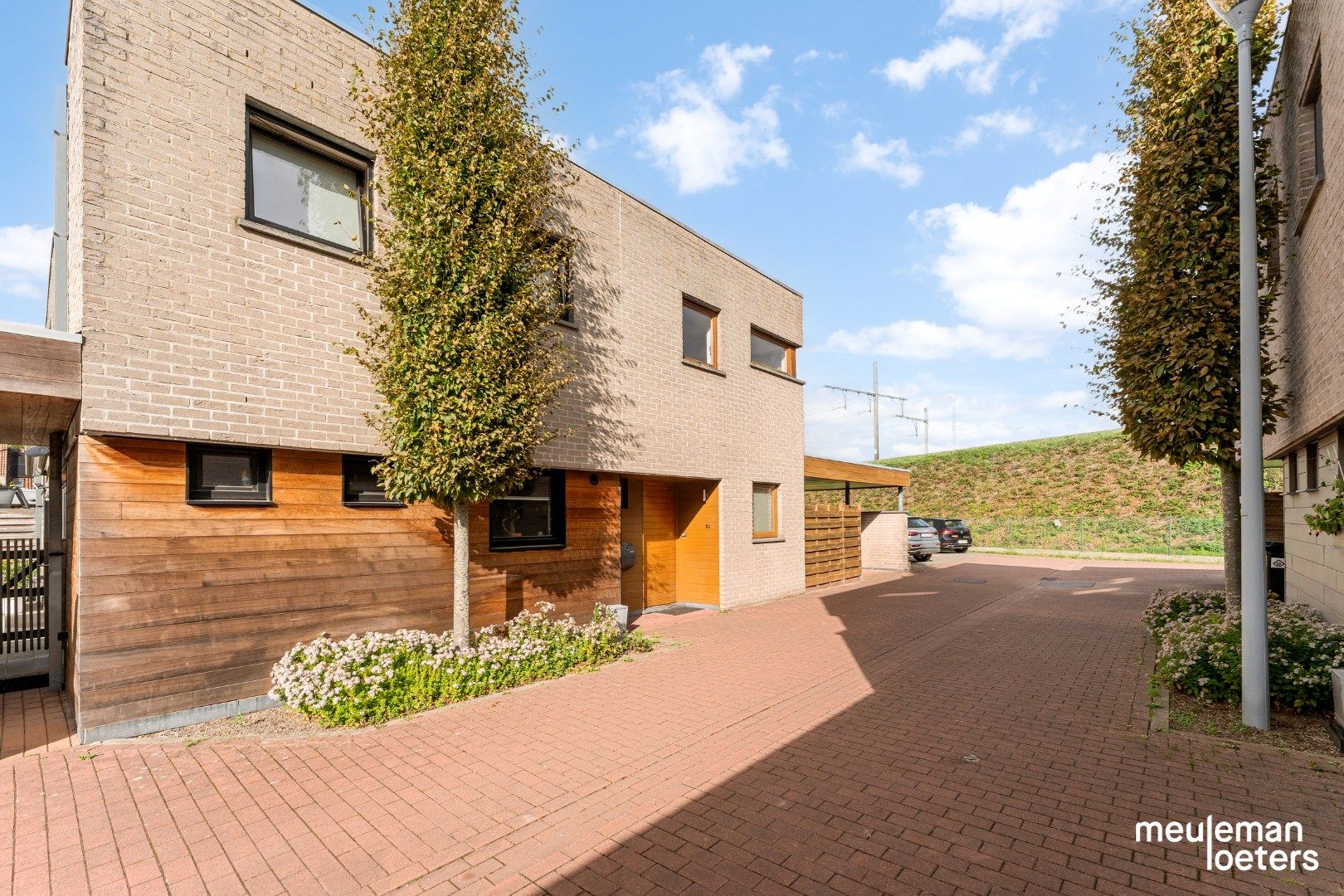 Eigentijdse halfopen woning met carport en tuin foto 16