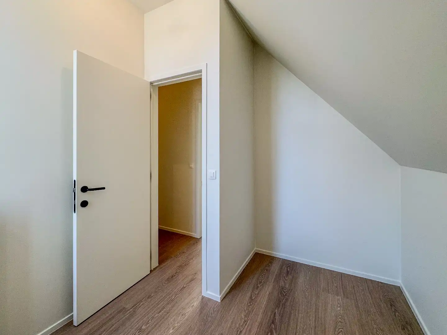 Ruim appartement met 2 slaapkamers en terras in het centrum. foto 17