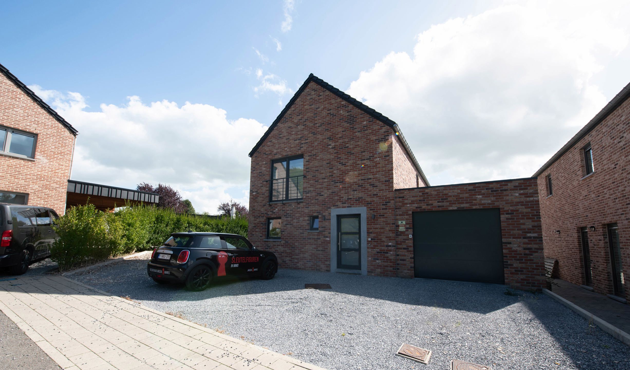 Energiezuinige woning met inpandige garage.  foto {{pictureIndex}}