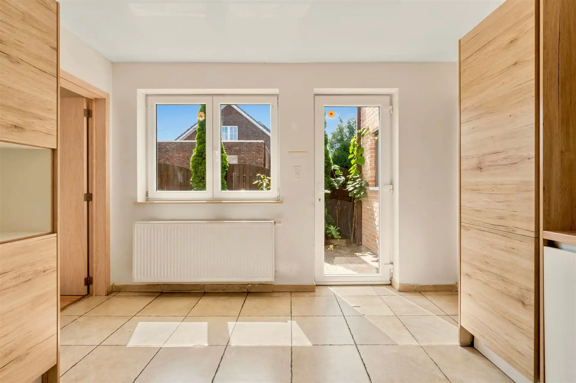 Knappe, ruime instapklare woning met 4 slpks, 2 bdks en tuin foto 12