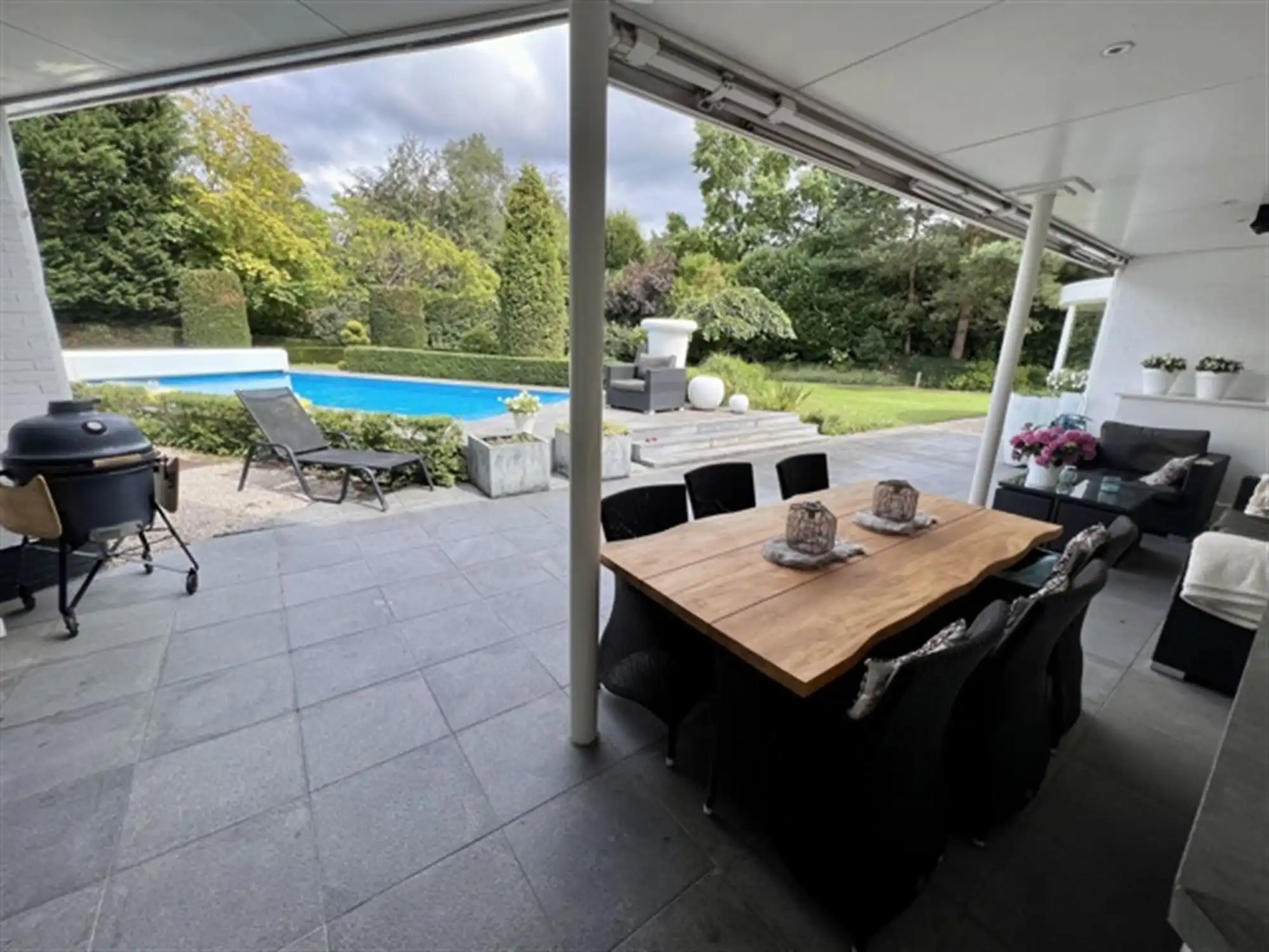 Villa met binnen en buitenzwembad foto 15