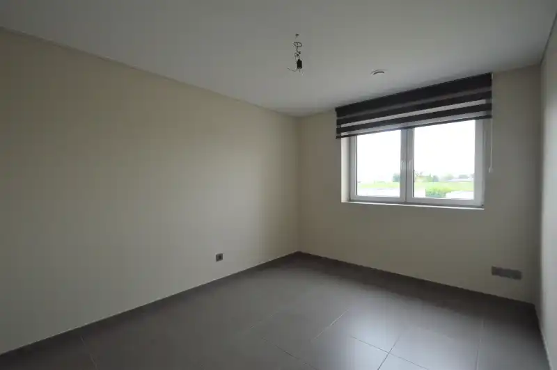 Recente lage-energiewoning met mooie tuin en garage foto 8