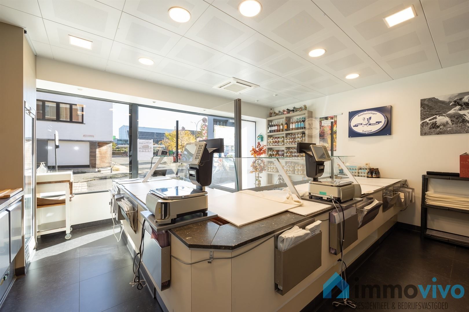 Ruim handelspand (slagerij) met studio en garage foto {{pictureIndex}}
