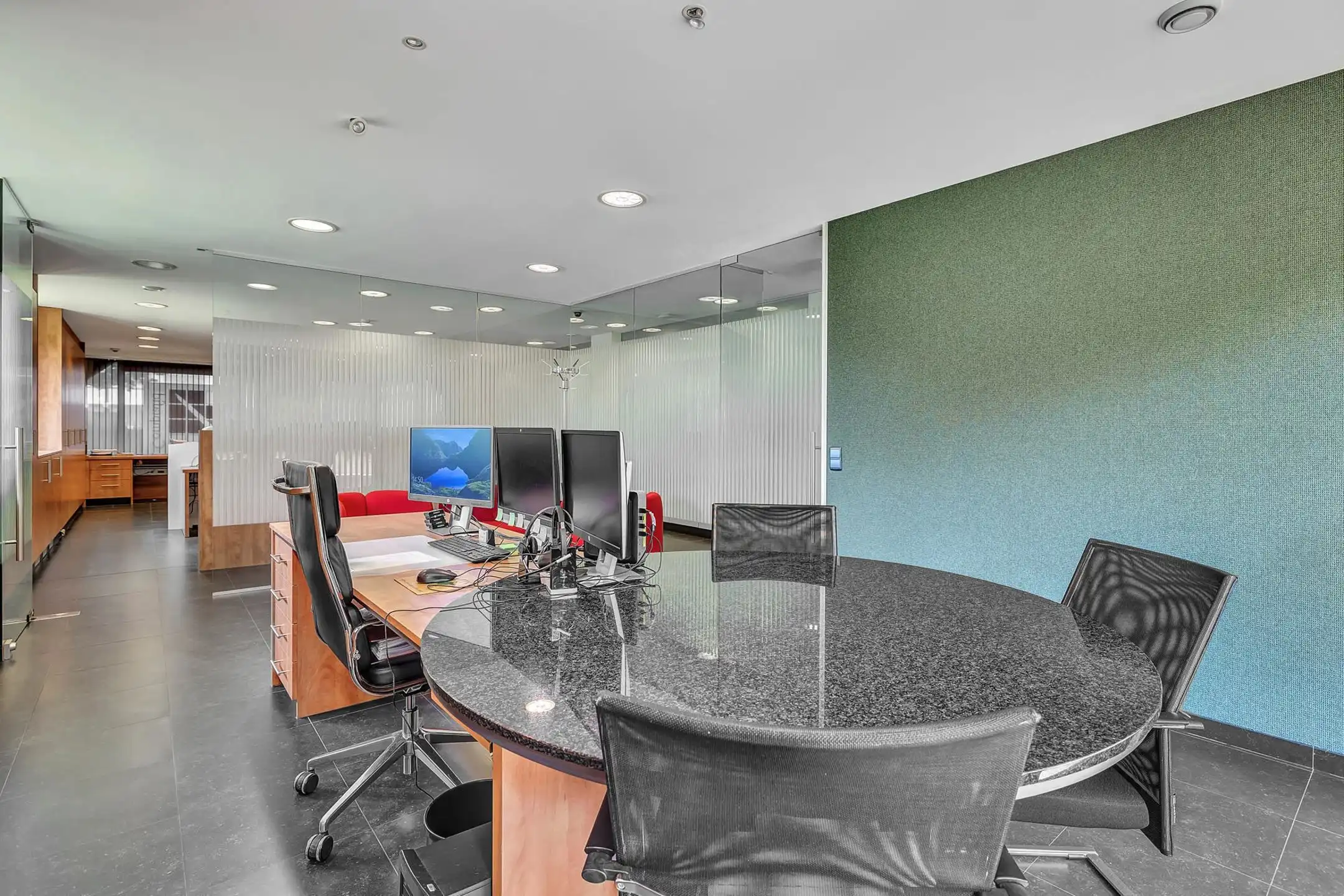 Instapklaar commercieel gelijkvloers op strategische locatie foto 23