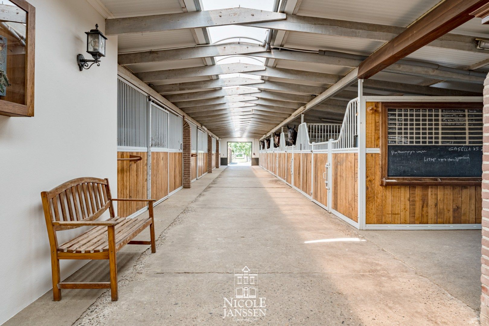 Moderne riante woning met paardenstallen en uitgestrekte weiden foto 26