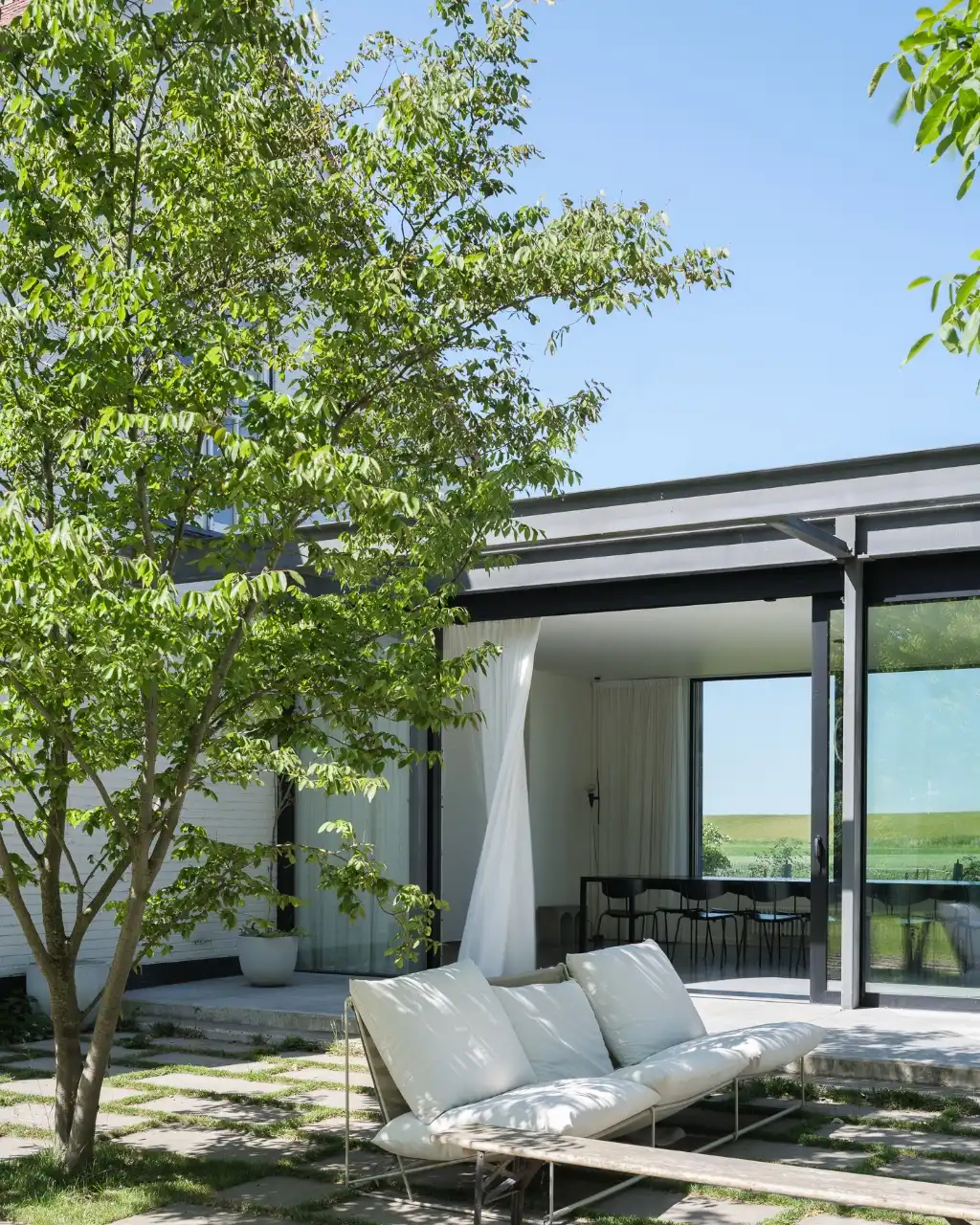 Breskens – Uitzonderlijke eigendom waar authenticiteit, karakter en strakke architectuur naadloos in elkaar samenvloeien op een exclusieve locatie tussen de velden en op een boogscheut van het strand. foto 16