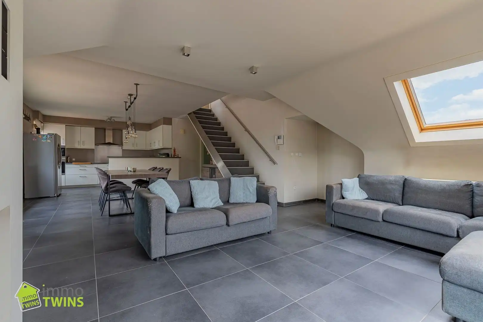 Ruim duplexappartement van 151 m² met 3 slaapkamers, terras en dubbele autostaanplaats foto 2