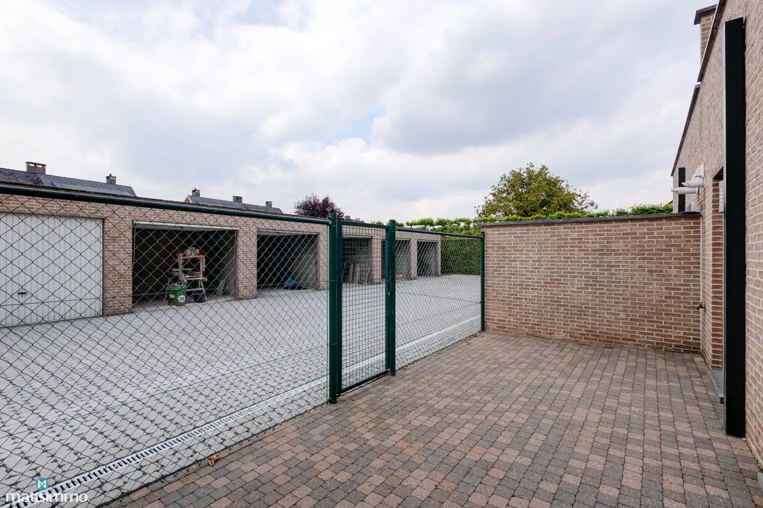 INSTAPKLAAR GELIJKVLOERS APPARTEMENT MET 2 SLAAPKAMERS, BERGING EN AUTOSTAANPLAATS NABIJ HET CENTRUM VAN BILZEN foto 17