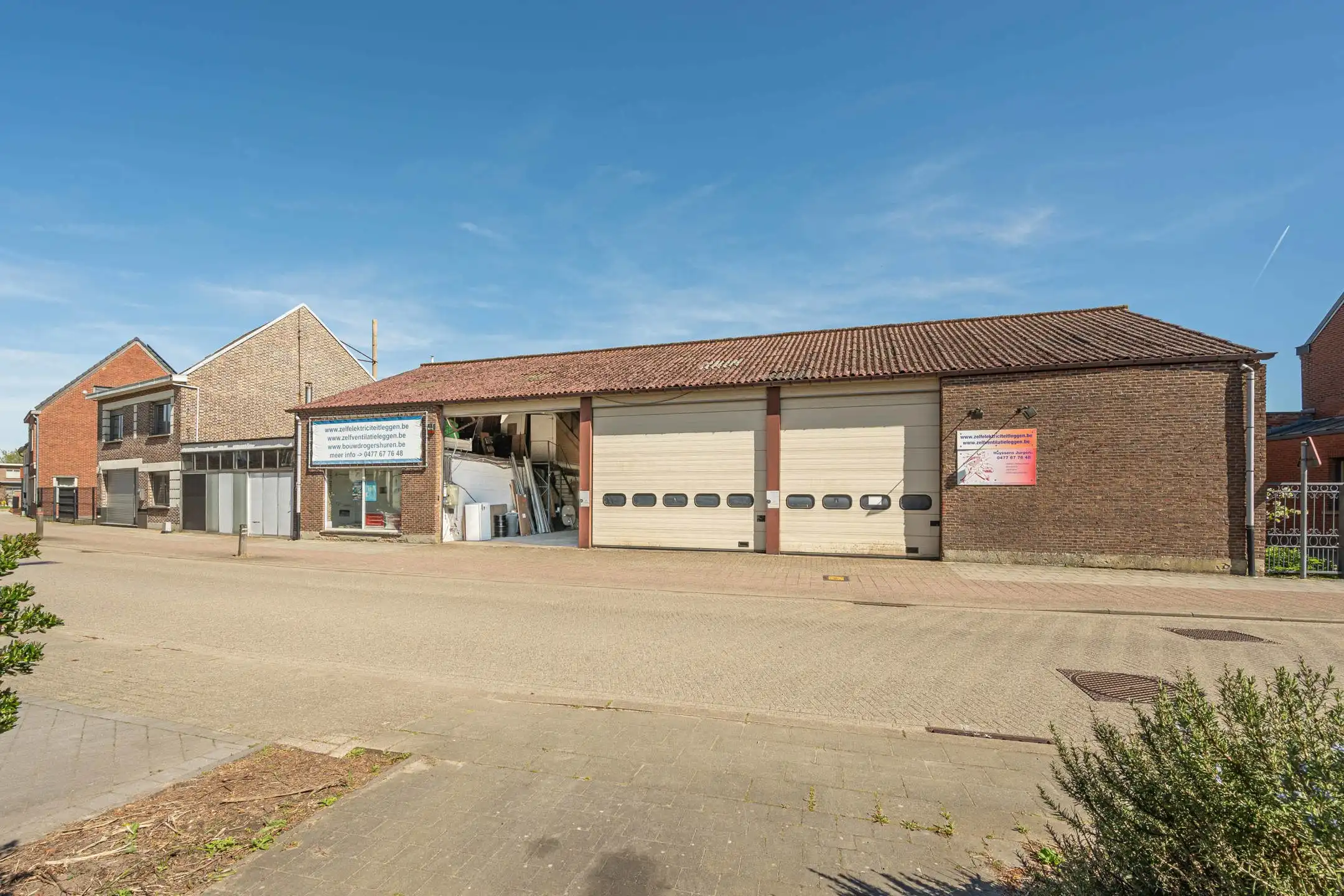 Hoofdfoto van de publicatie: Te renoveren woning met magazijn op ruim perceel (833 m²) 
