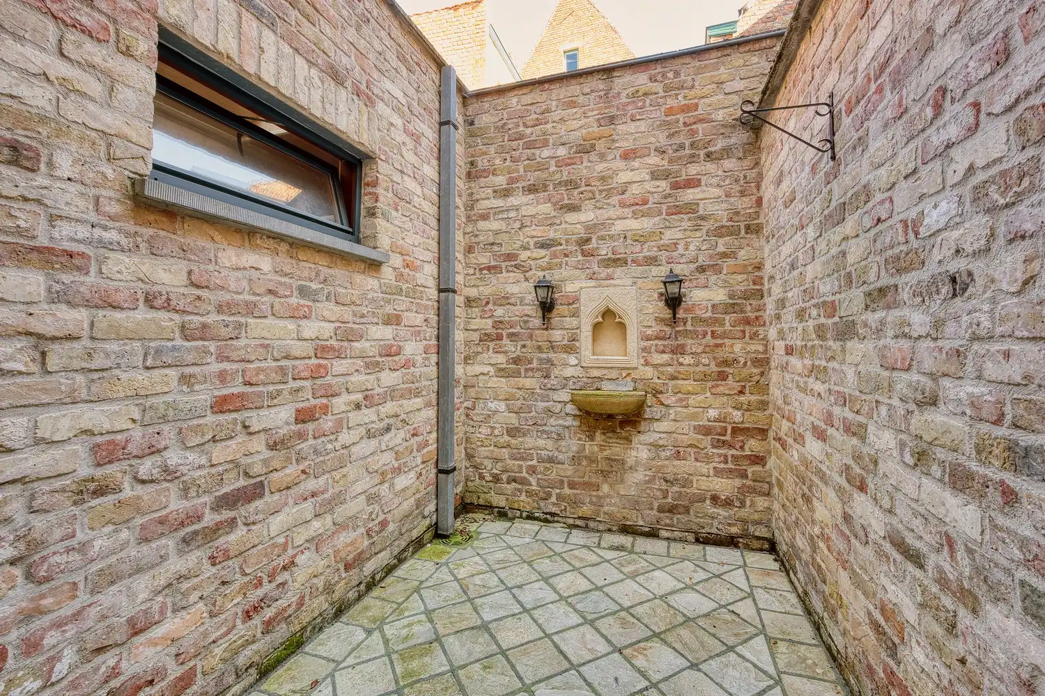 Brugge centrum, in charmante rustige straat,  NETTE KARAKTERVOLLE KNUSSE STADSWONING met patio en 2 ruime slaapkamers foto 11