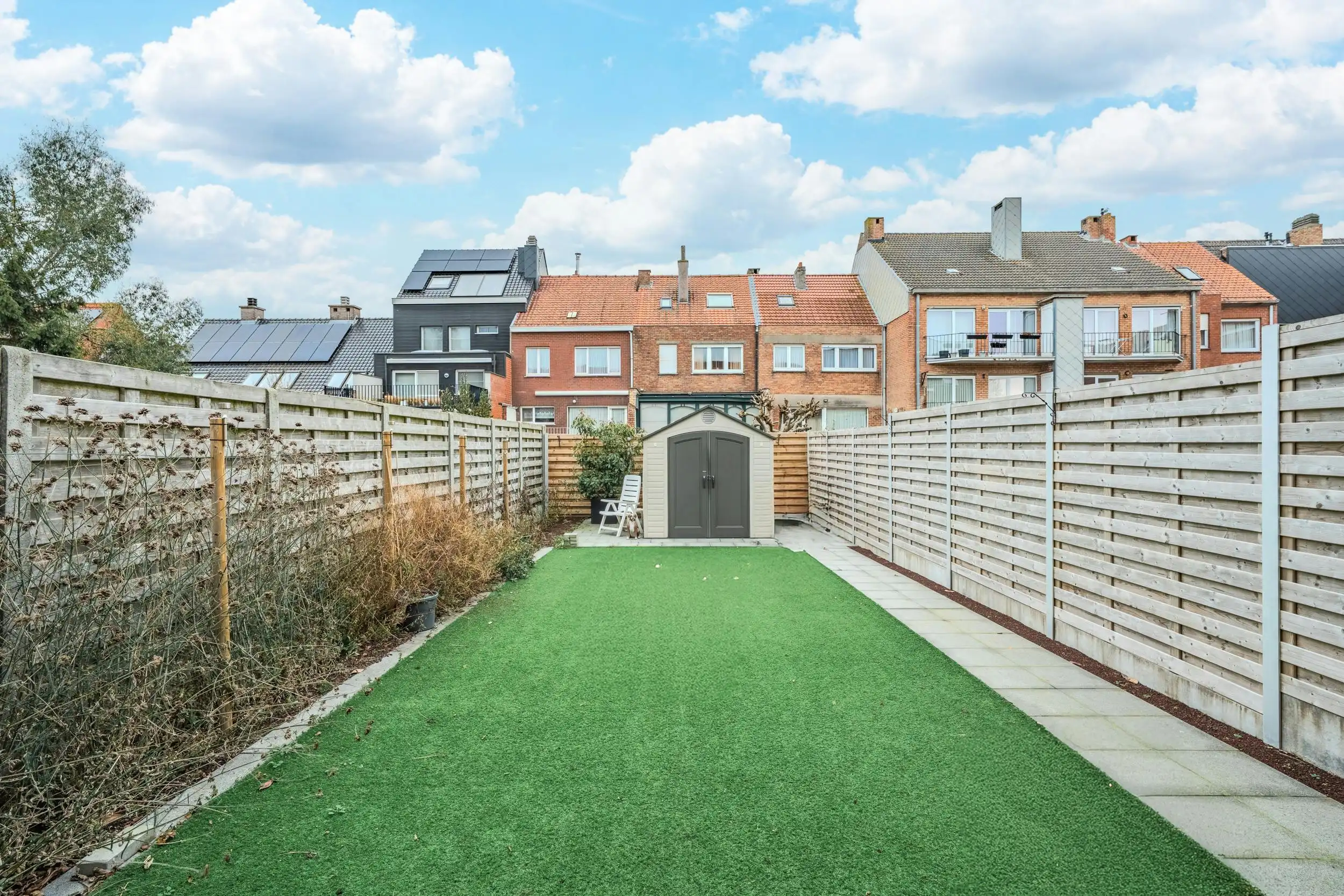 Instapklare rijwoning met zonnige tuin te Oostende foto 2