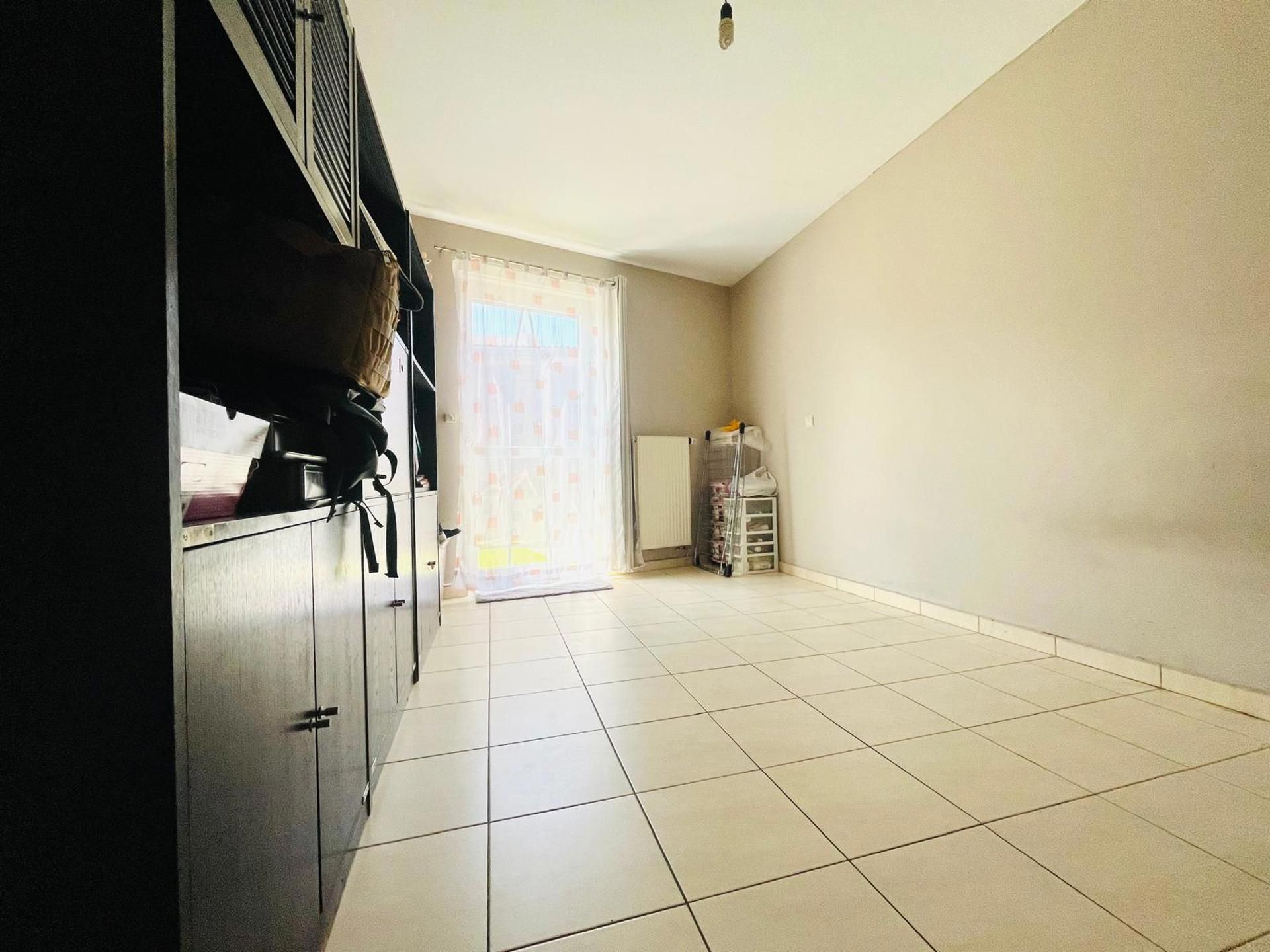 GELIJKVLOERS APPARTEMENT OP WANDELAFSTAND VAN HET STATION. foto 9