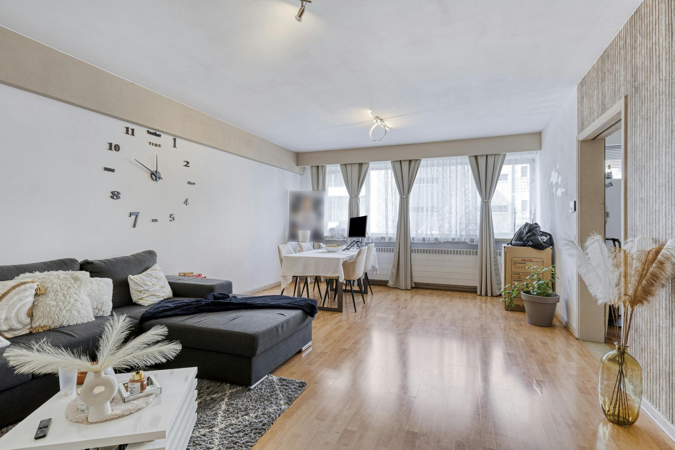Op te frissen appartement met terras te koop in Berchem foto {{pictureIndex}}