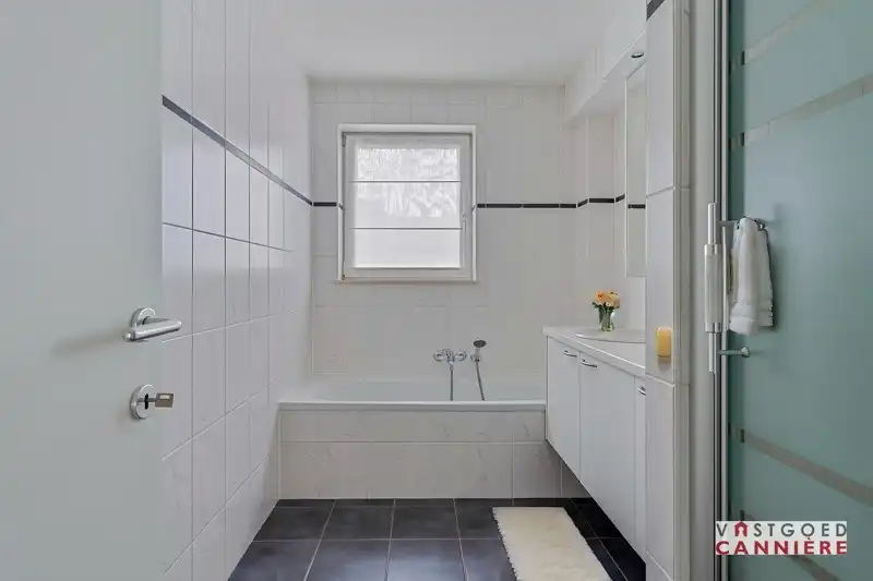 Ruim 2 slaapkamer appartement TE HUUR in residentie Den Hert in hartje Oostrozebeke! foto 13