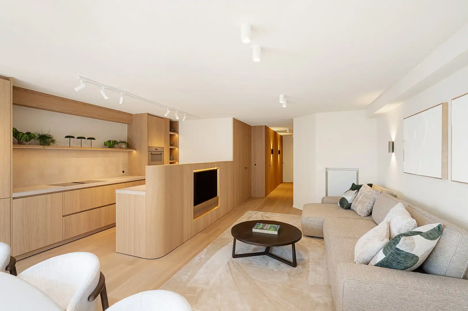 Gerenoveerd 3-slaapkamerappartement met frontaal zeezicht. foto 2