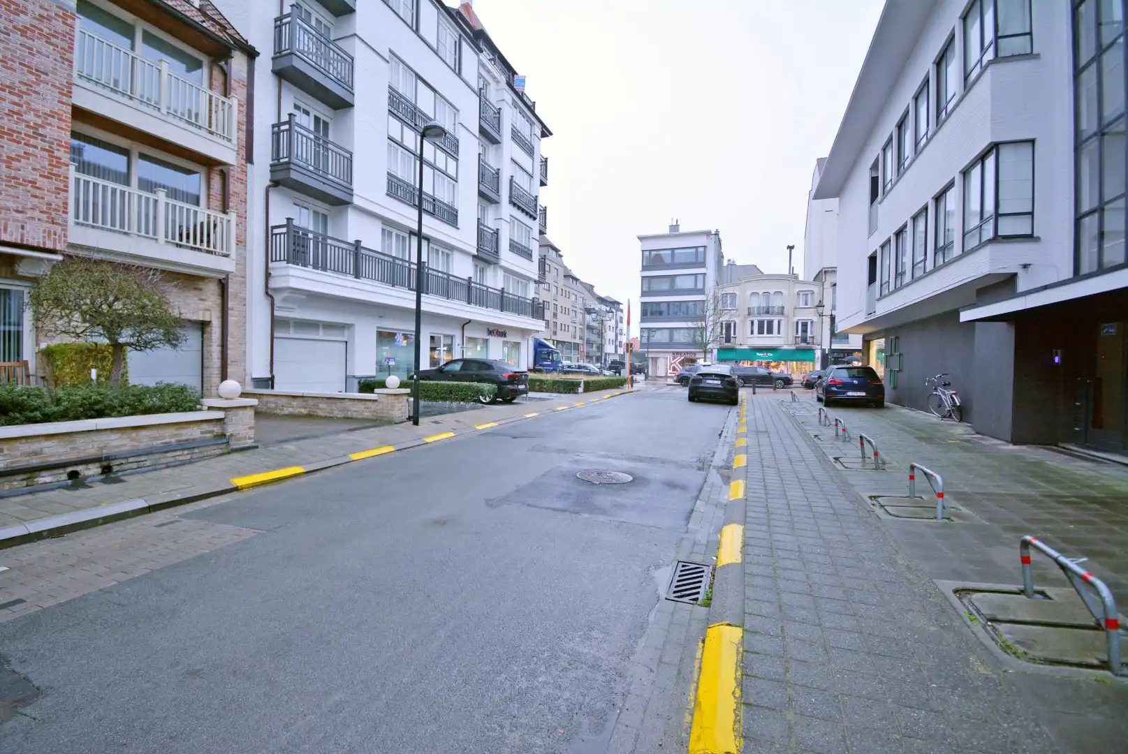 Gesloten garagebox in een zijstraat van de Lippenslaan. foto 9