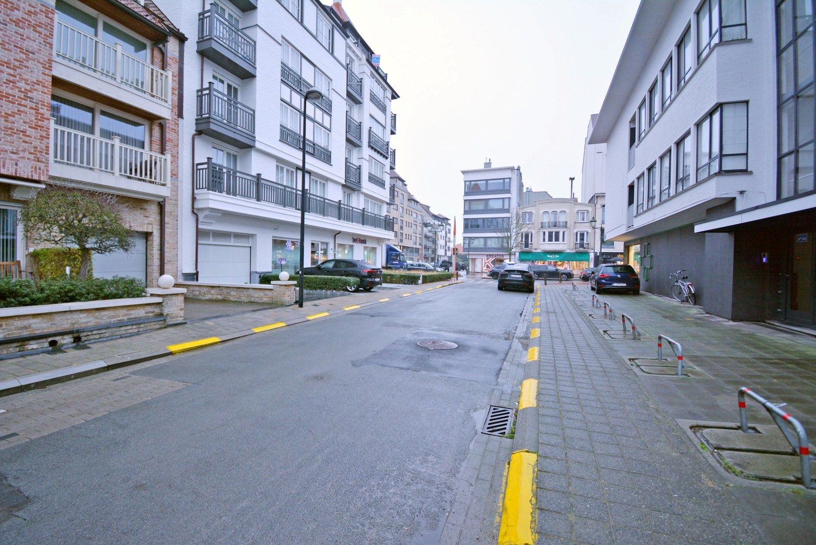 Gesloten garagebox in een zijstraat van de Lippenslaan. foto 9