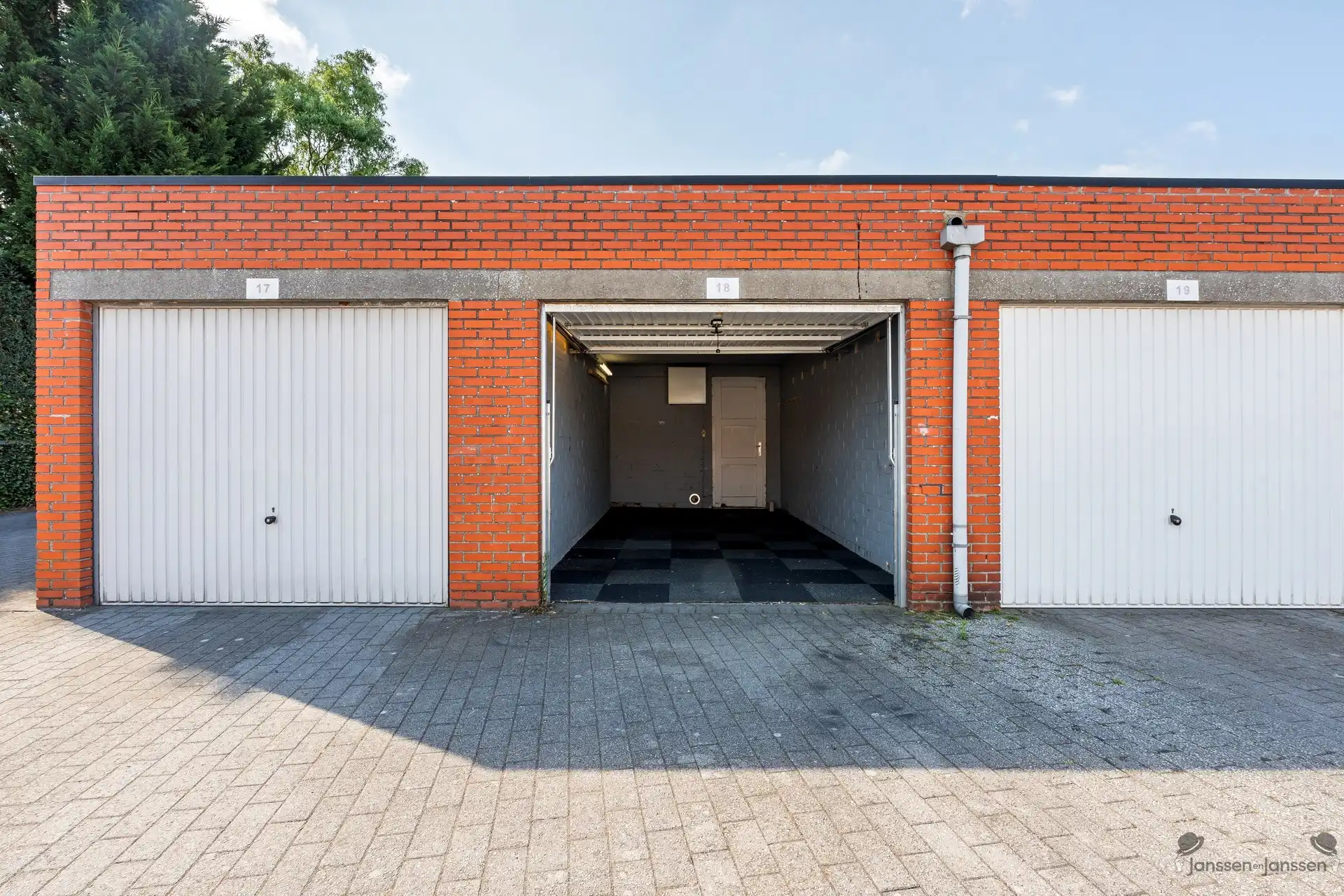 Op te frissen gelijkvloersappartement met 3 slpk's, tuin en garage foto 19