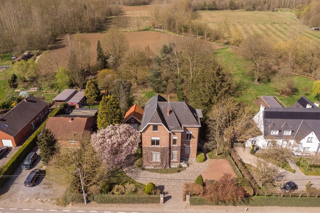 Unieke herenwoning met veel potentieel foto 2