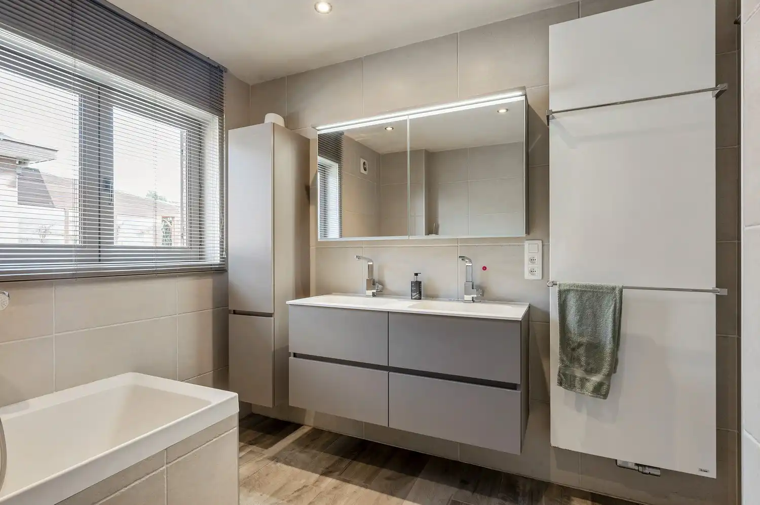 Instapklare open bebouwing op een ruim perceel van 1.185 m², landelijk gelegen met een prachtig vrij uitzicht aan de achterzijde. foto 18