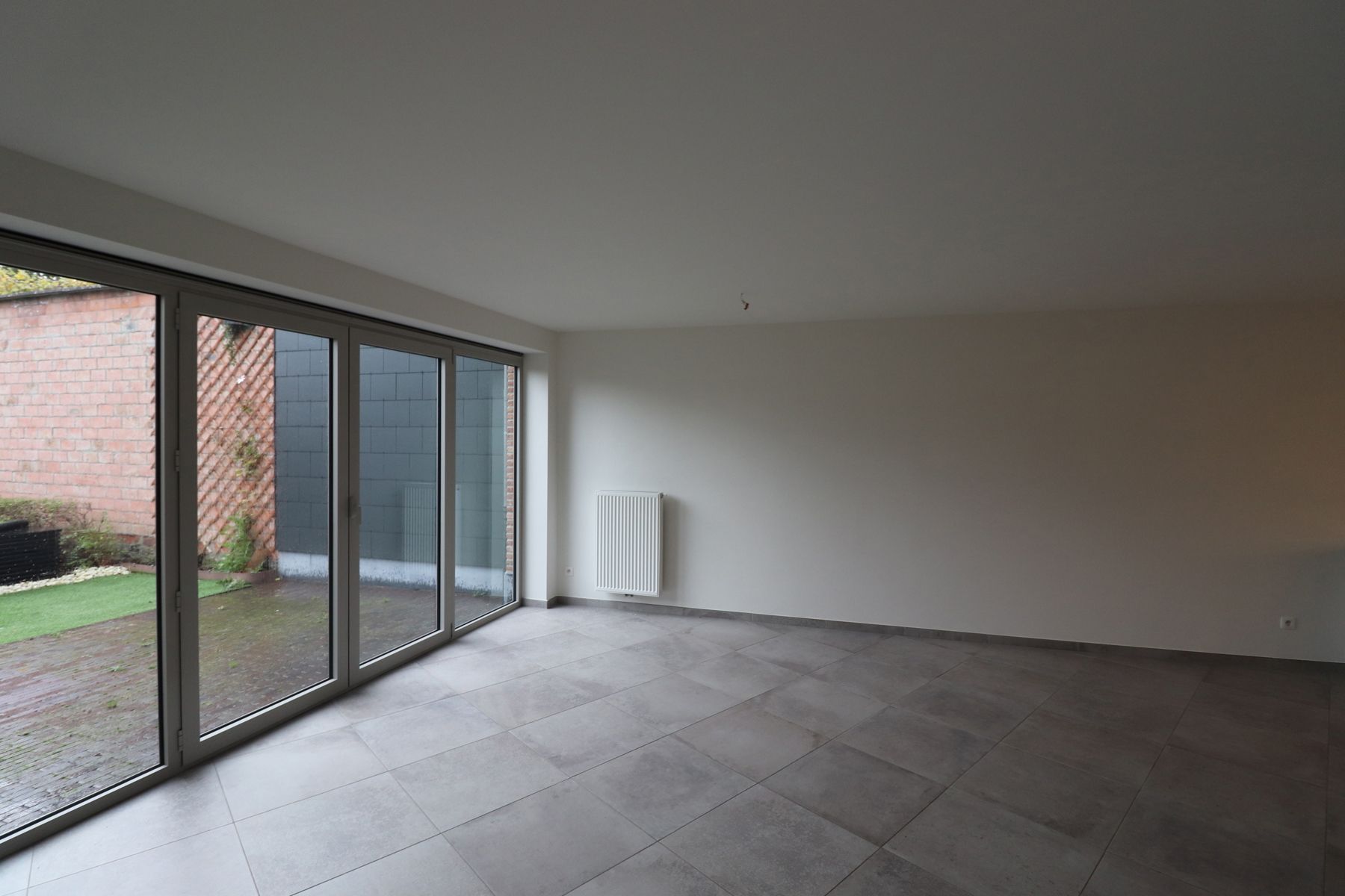 Prachtig appartement (2 slaapkamers met apart bureel) van 103m² op het gelijkvloers rechts met tuin en ondergrondse parkeerplaats. foto 4