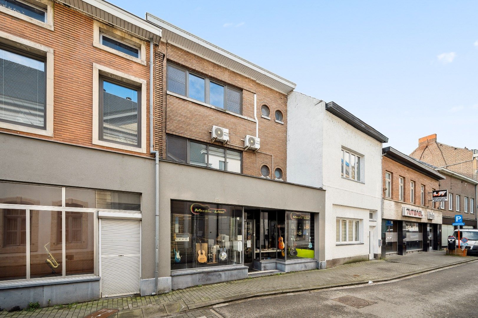 2 gekoppelde woningen met handelsruimte en woonst foto 2