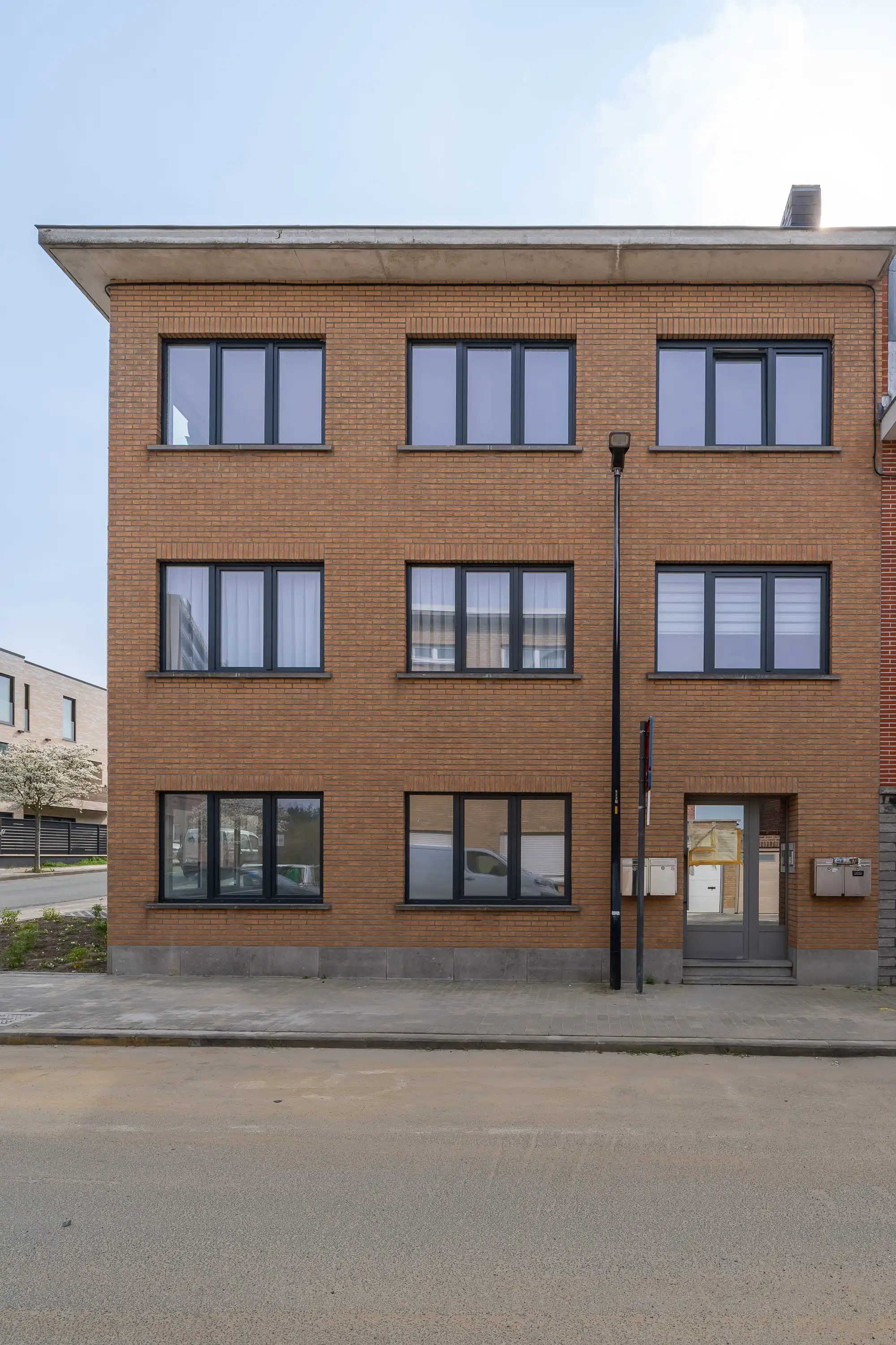 Volledig gerenoveerde bureau met koer in Sint-Pieters-Leeuw foto 9