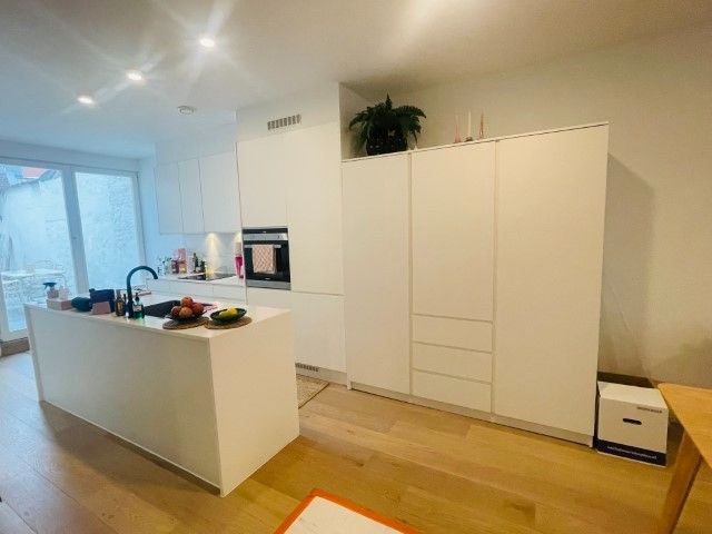 Brugge centrum, Heel leuk totaal vernieuwd  modern appartement met 1 slaapkamer en grote stadspatio. VRIJ : 1 Juni 2025 foto 5