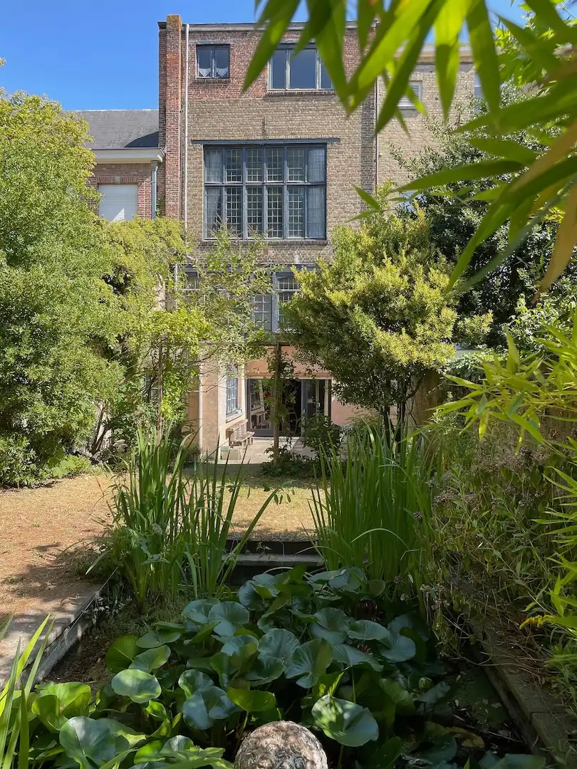 architecturale parel met zonnige stadstuin nabij de Ezelpoort foto 4