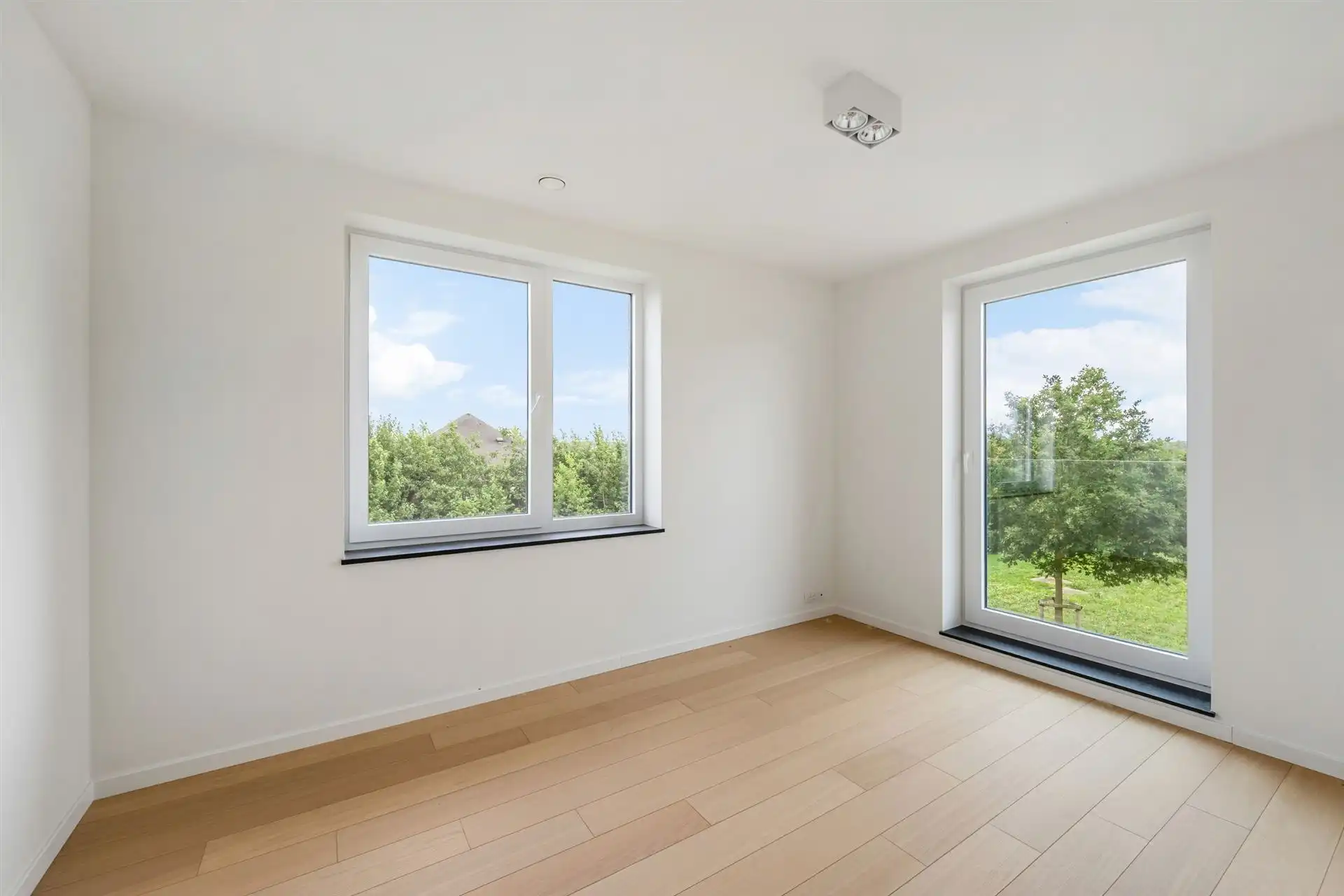 Topgelegen grote woning met 4 slk, omheinde tuin en garage. foto 13