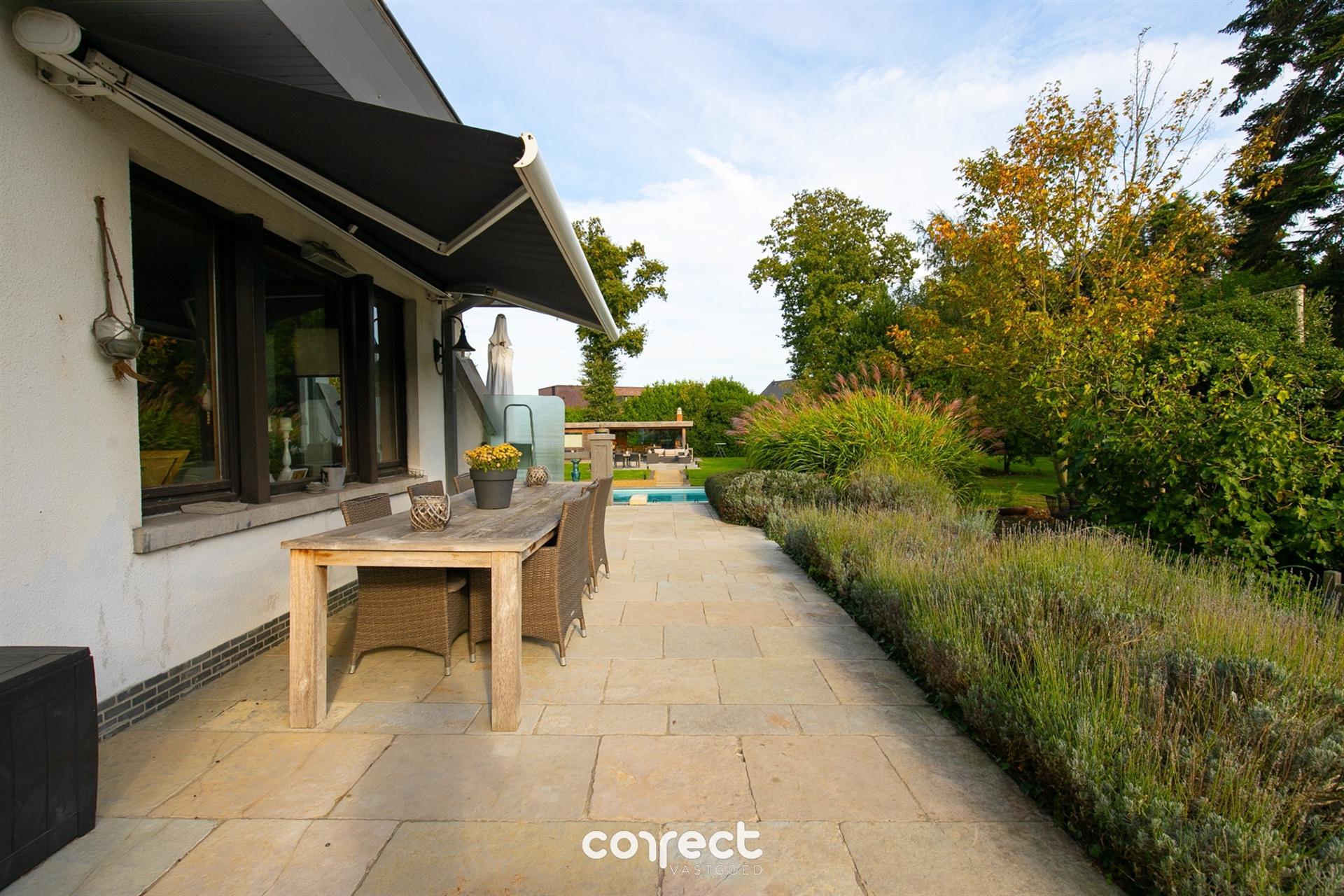 Authentieke villa op een royaal perceel, prachtige tuin met buitenzwembad en bijgebouwen. foto 32
