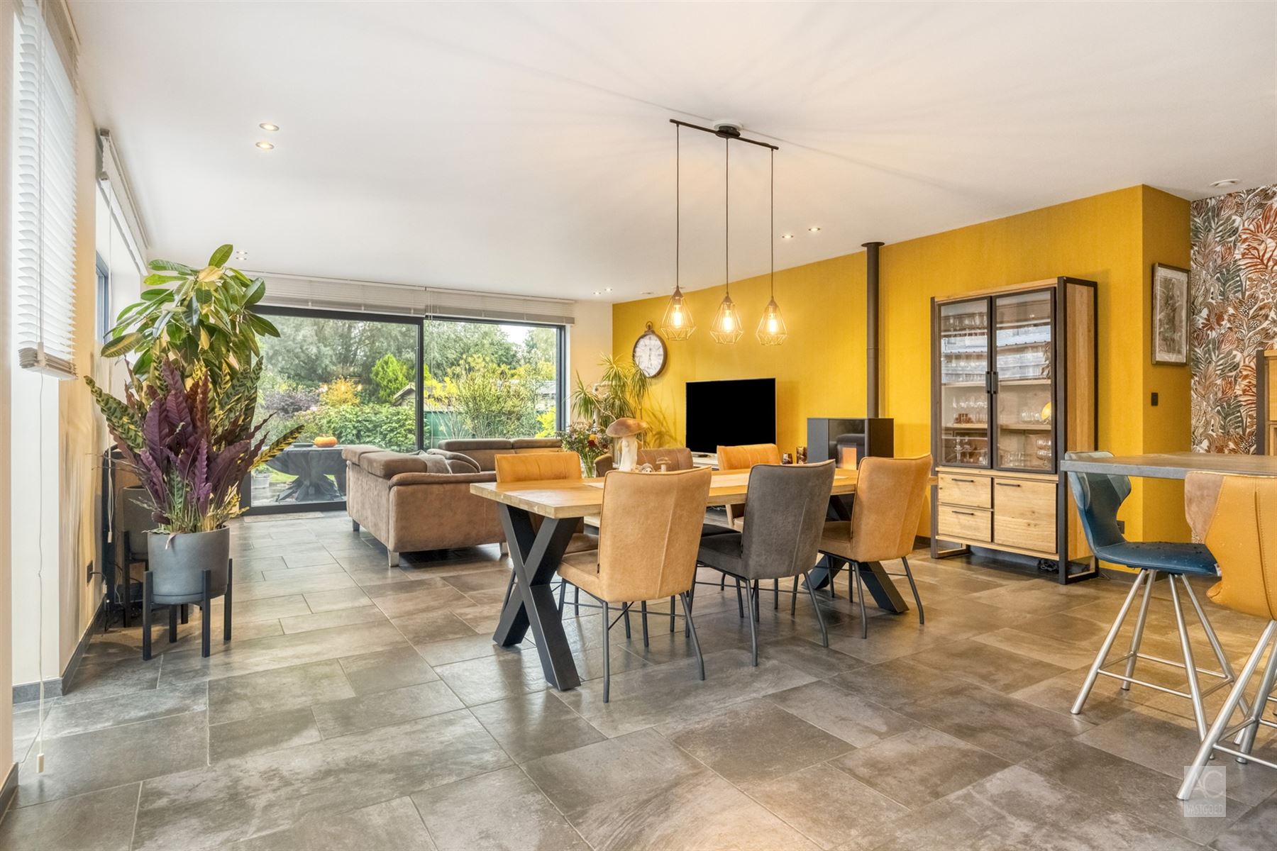 Recente halfopen bebouwing met 3 slaapkamers en garage foto 2