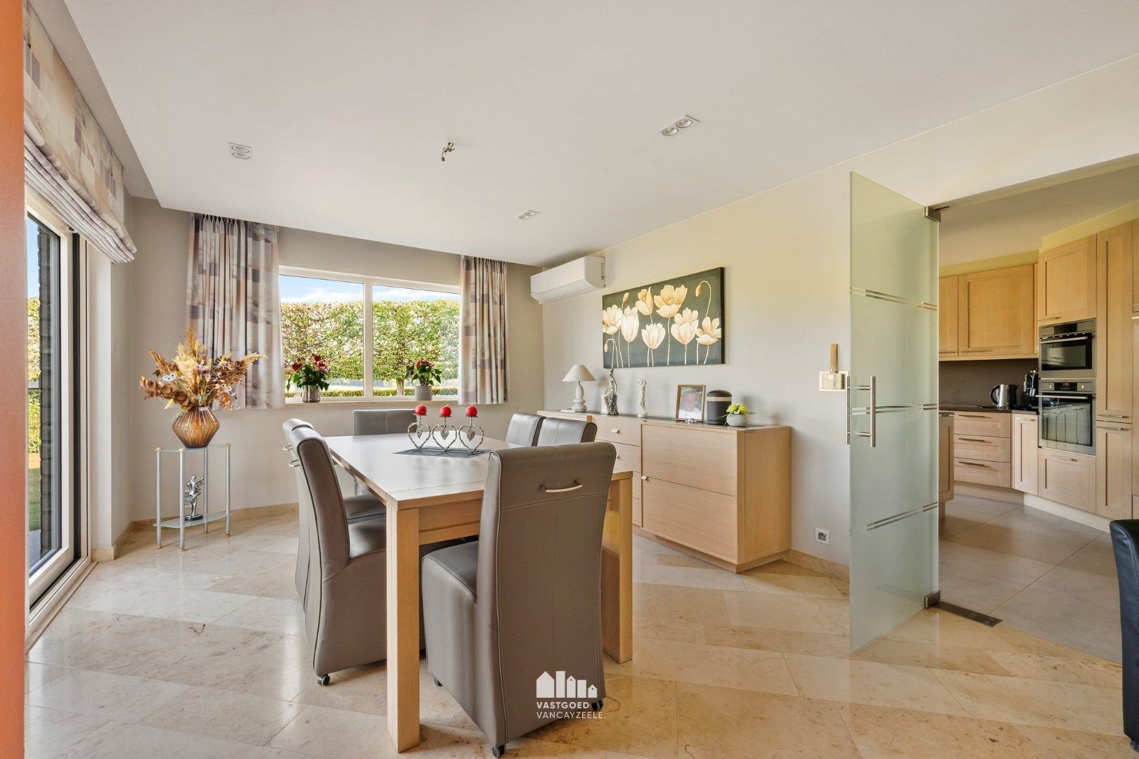 Goed onderhouden villa met grote tuin en twee garages op centrale ligging.   foto 9