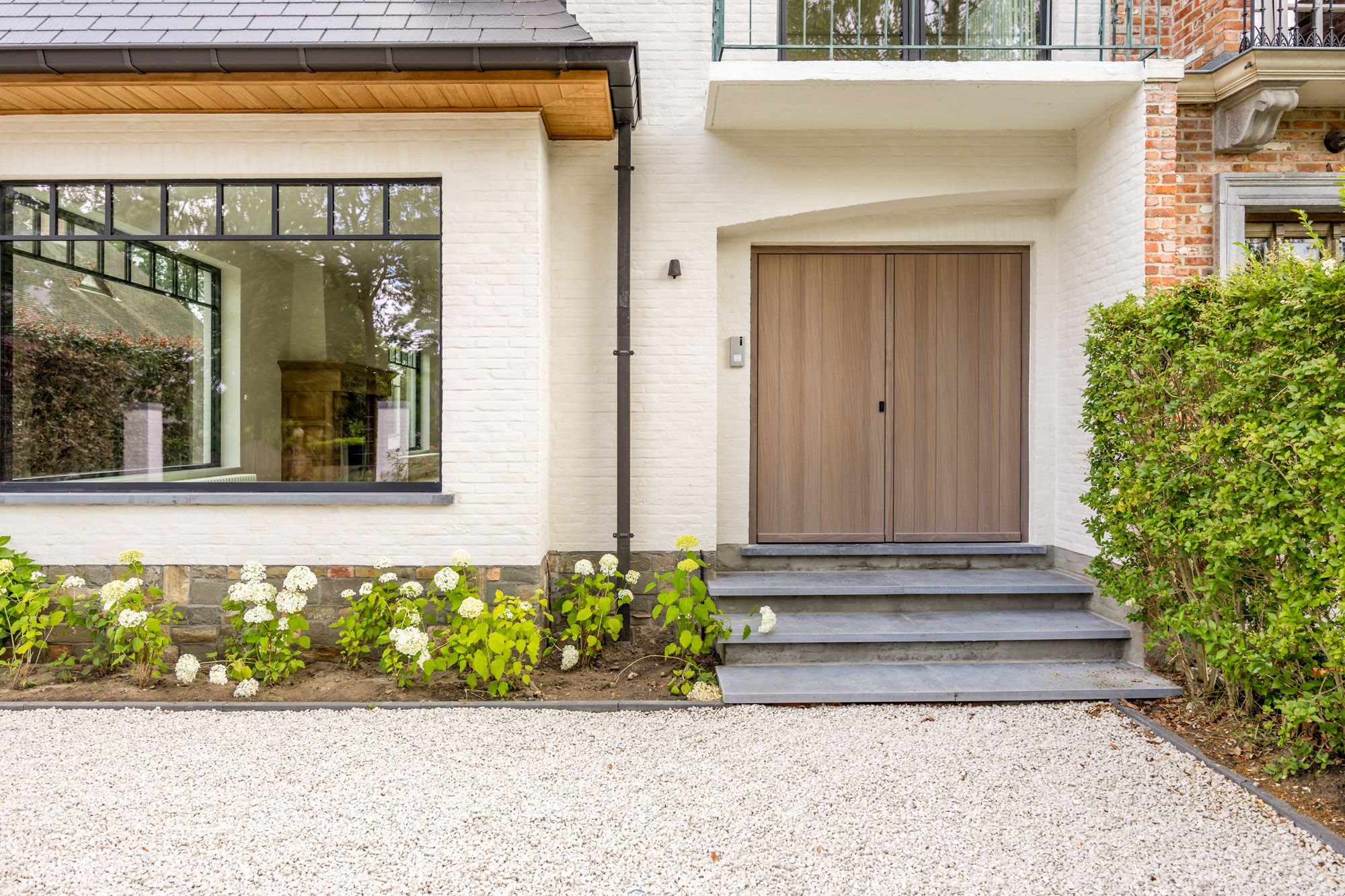 IDEALIS VASTGOED - EEN BIJZONDERE WONING OP EEN BIJZONDERE PLEK! DEZE VOLLEDIG VERNIEUWDE VILLA OP EEN PRACHTIGE RESIDENTIELE LOCATIE BESCHIKT OP DE GELIJKVLOERSE VERDIEPING OVER EEN SFEERVOLLE INKOMHAL, ROYALE LEEFRUIMTE MET AUTHENTIEKE ELEMENTEN, DOORLOPEND IN EEN EXTRA RUIME LEEFKEUKEN (MET TOEGANG TOT TERRAS), EEN MUDROOM, EXTRA RUIME INPANDIGE GARAGE/BERGING/WASPLAATS; OP DE VERDIEPING BESCHIKT DE WONING OVER 3 AANGENAME SLAAPKAMERS, EEN LUXUEUZE BADKAMER EN APART TOILET; VERDER BIEDT DE WONING NOG EEN RUIME BERGZOLDER; DE WONING WERD VOLLEDIG VERNIEUWD VAN RUWBOUW TOT AFWERKING EN VOORZIEN VAN NIEUW LEIDINGWERK EN SANITAIR, VOLLEDIGE NIEUWE ELECTRA, NIEUW SCHRIJNWERK IN ALUMINIUM, NIEUW DAK, VOLLEDIG NIEUW STUCWERK, NIEUWE BUITENAANLEG EN 12 ZONNEPANELEN! EEN ‘MUST SEE’ VOOR KOPERS OP ZOEK IN HET MOOIE SEGMENT! foto 15