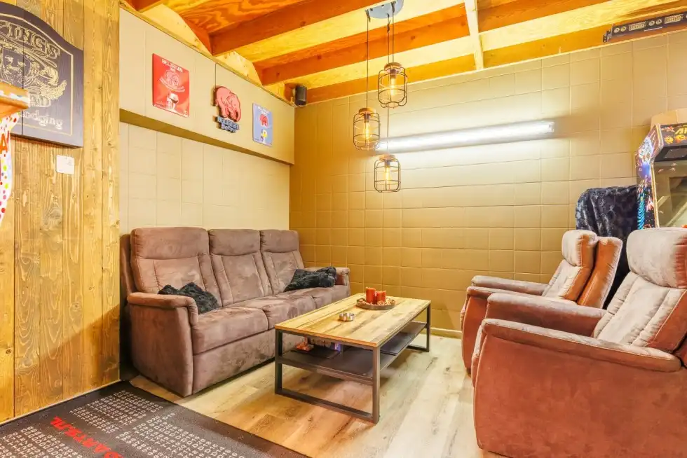 Brugge centrum, OPBRENGSTEIGENDOM bestaande uit  een MAGAZIJN op het gelijkvloers,  een STUDIO op de 1é Verd,  DUPLEX  LOFT STUDIO ONDER HET DAK ALLES VERHUURD MOOIE OPBRENGST foto {{pictureIndex}}