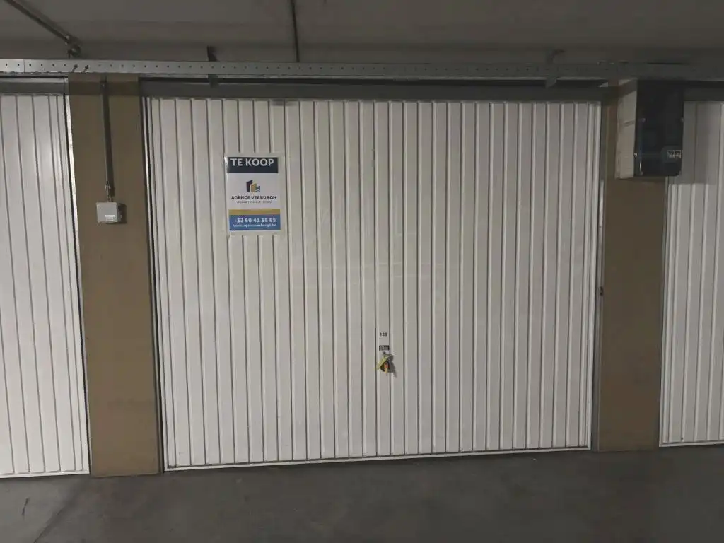 Garagebox te koop in M. Devriendtlaan  foto {{pictureIndex}}