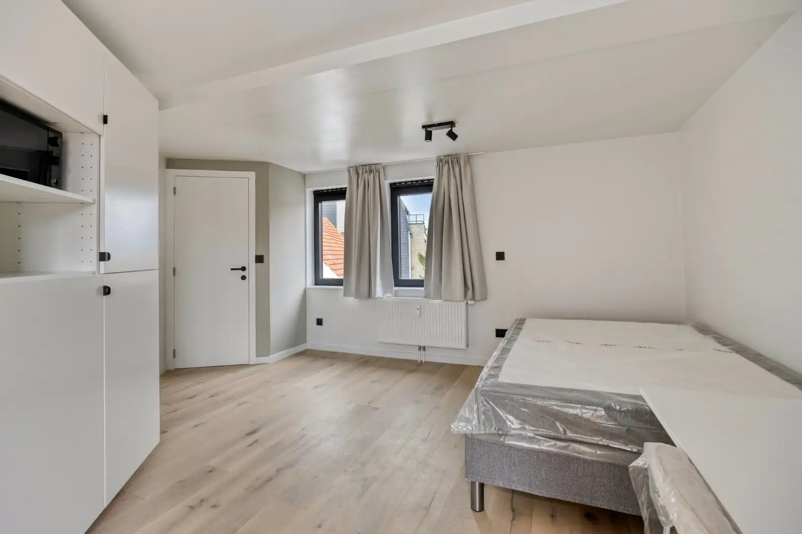 Volledig gerenoveerde en gemeubelde studentenkamers met privé-sanitair.  foto 5