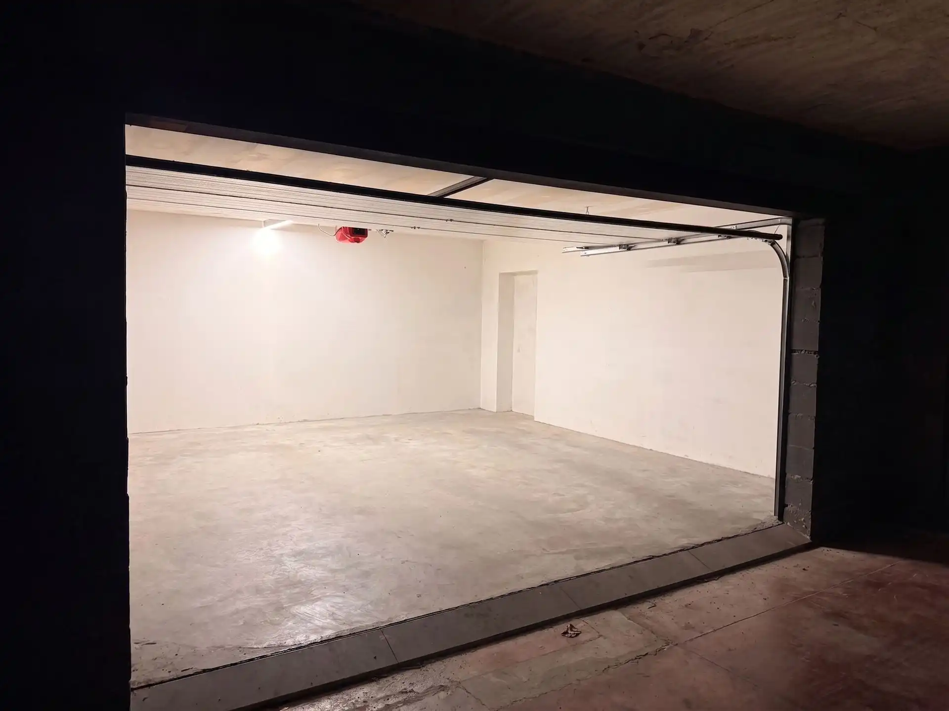 Garage voor 2 auto's in centrum Roeselare met boverberging! foto 4