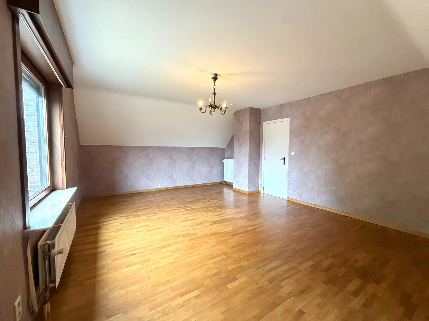Instapklare open bebouwing met gelijkvloerse slaap- en badkamer en drie slaapkamers op verdiep. foto 18