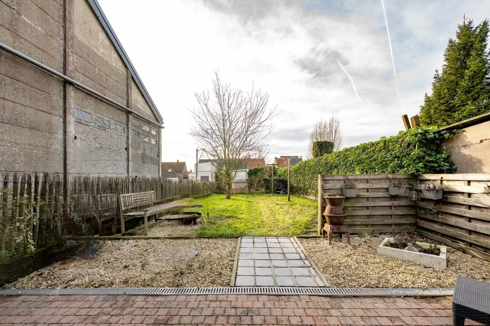 GROTENDEELS GERENOVEERDE GEZINSWONING 2006 MET 3 SLPKS EN TUIN foto 23