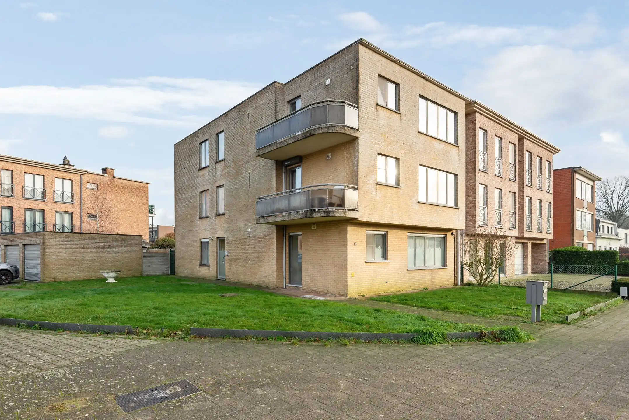 Ruim 3-slaapkamerappartement met terras en garage in het centrum van Wommelgem! foto {{pictureIndex}}