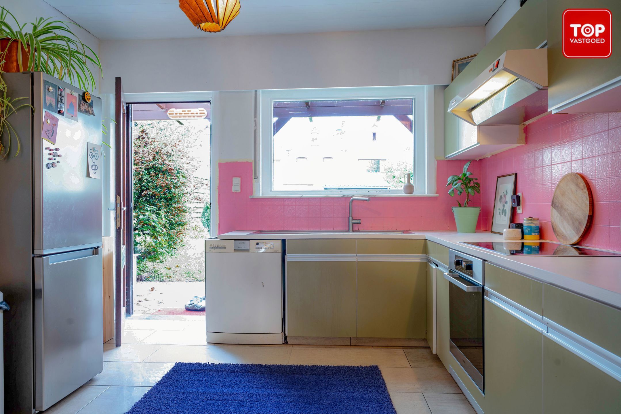 Woning met mooie tuin en ingang via de achtergelegen garage.  foto 5