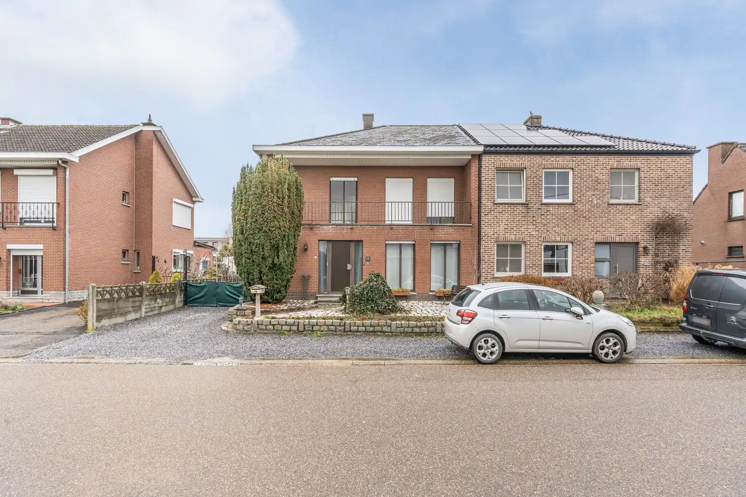 Hoofdfoto van de publicatie: Halfopen gezinswoning met 3 slaapkamers, kelder en aangename tuin in Nieuwerkerken