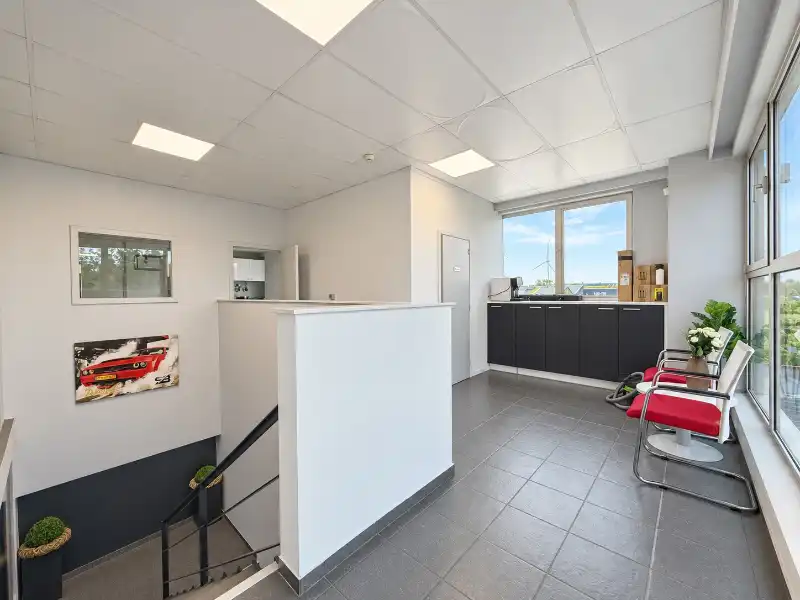 Uitstekend KMO-gebouw met Magazijn, Kantoren, en Parkeerfaciliteiten foto 15
